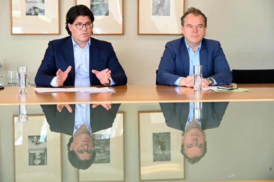 Gedeputeerde Igor Philtjens en burgemeester Mark Vos lichten de gewijzigde plannen toe op een persmoment.