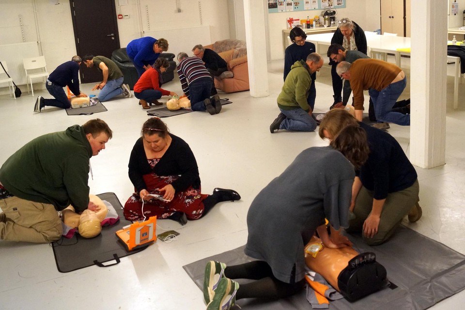 Woensdag kregen 15 inwoners een opleiding reanimeren en defibrilleren in de lokalen van het Rode Kruis.
