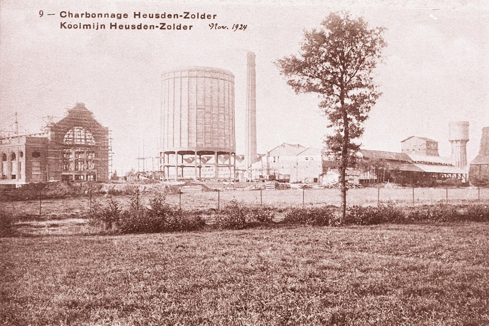 Hoewel de mijn in Zolder opgericht werd in 1907, werd de eerste steenkool er pas opgegraven in 1930. Op deze foto was de mijn dus nog deels in opbouw. 