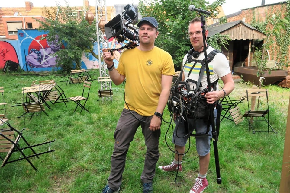 Филип Гюйгенс, фотограф и режиссер-документалист, самоотверженно снявший клип для родителей Лоэсье, находится здесь вместе с штатным звукорежиссером Мартином Леманнсом. 