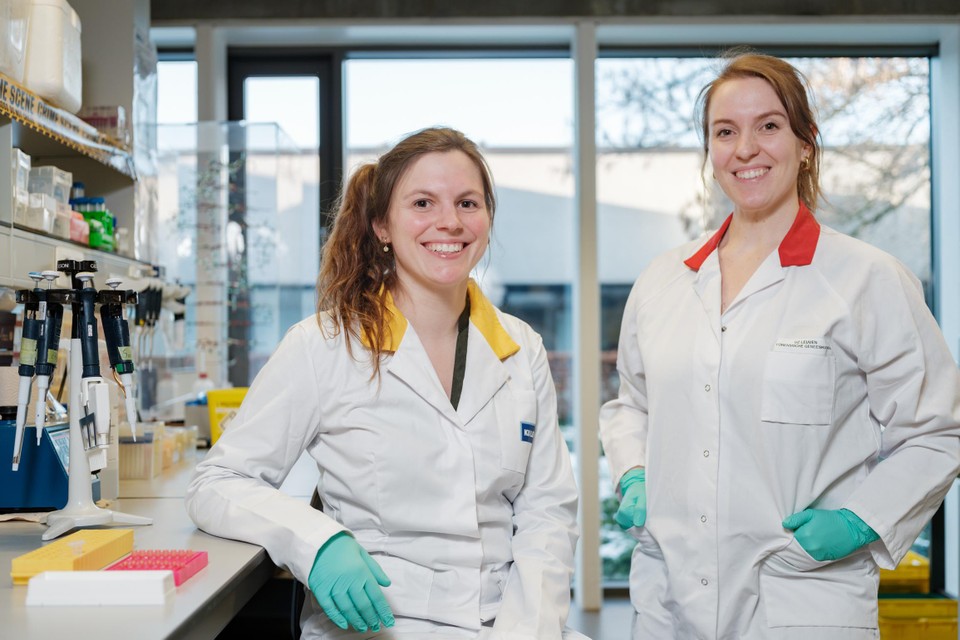 Wetenschappers Heleen Coreelman (links) en Sofie Claerhout zoeken honderd tweelingen om hun DNA te bestuderen.
