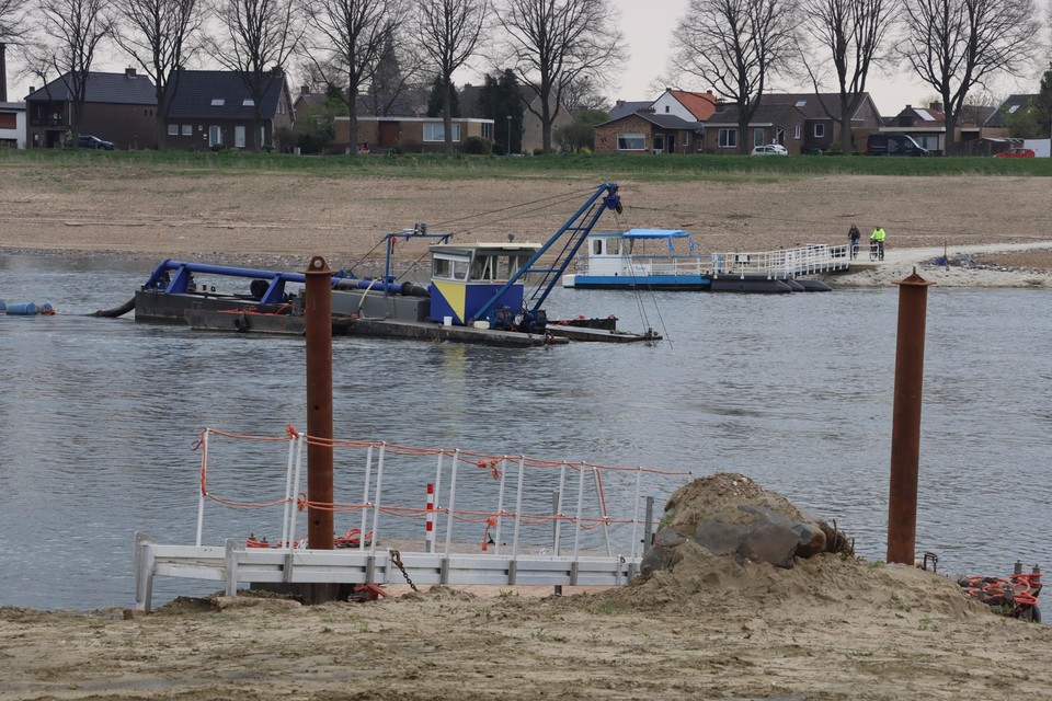 Baggermolens in de vaargeul van de pont in de Maas in Rotem halen het laatste grind weg onder de waterspiegel. 