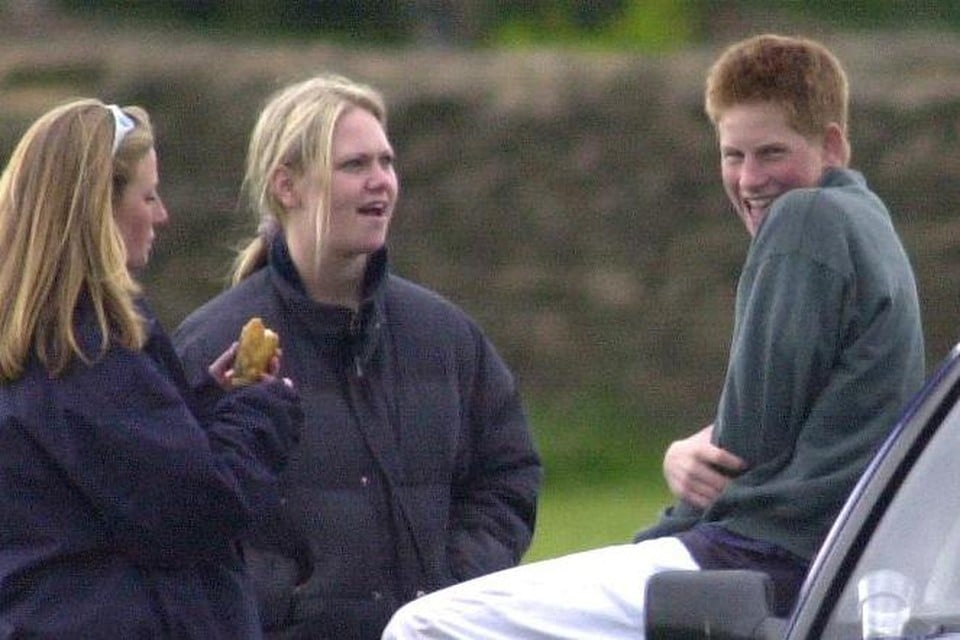 Op deze foto uit juni 2001, gemaakt tijdens een evenement van een poloclub, zie je de jonge prins Harry met links van hem Sasha Walpole.