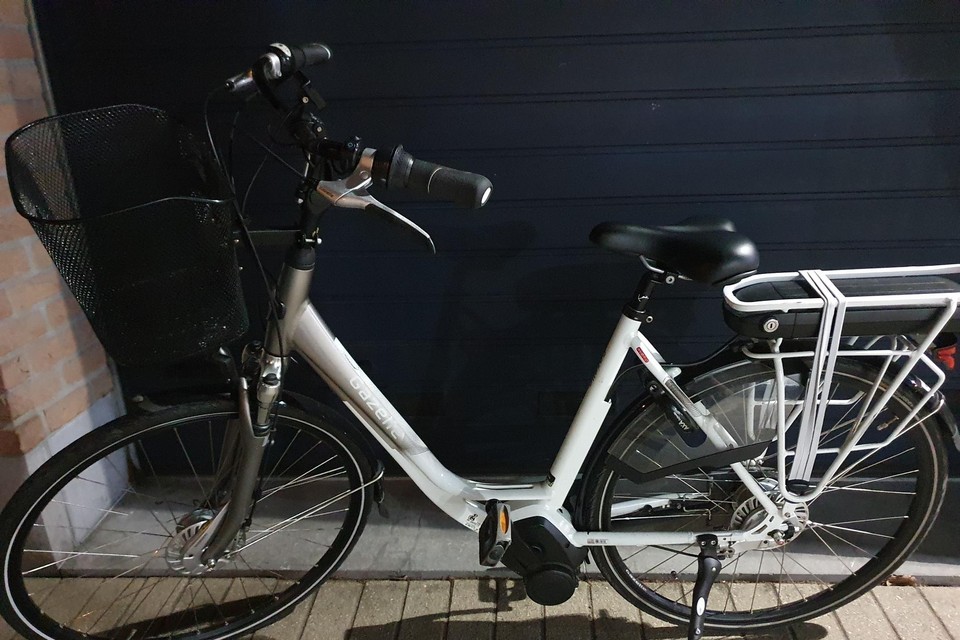 De eigenaar van de elektrische fiets kan zich tijdens de kantooruren melden op het commissariaat van Maaseik. 