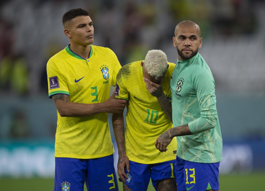 Thiago Silva, Neymar en Dani Alves zoeken steun bij elkaar. 