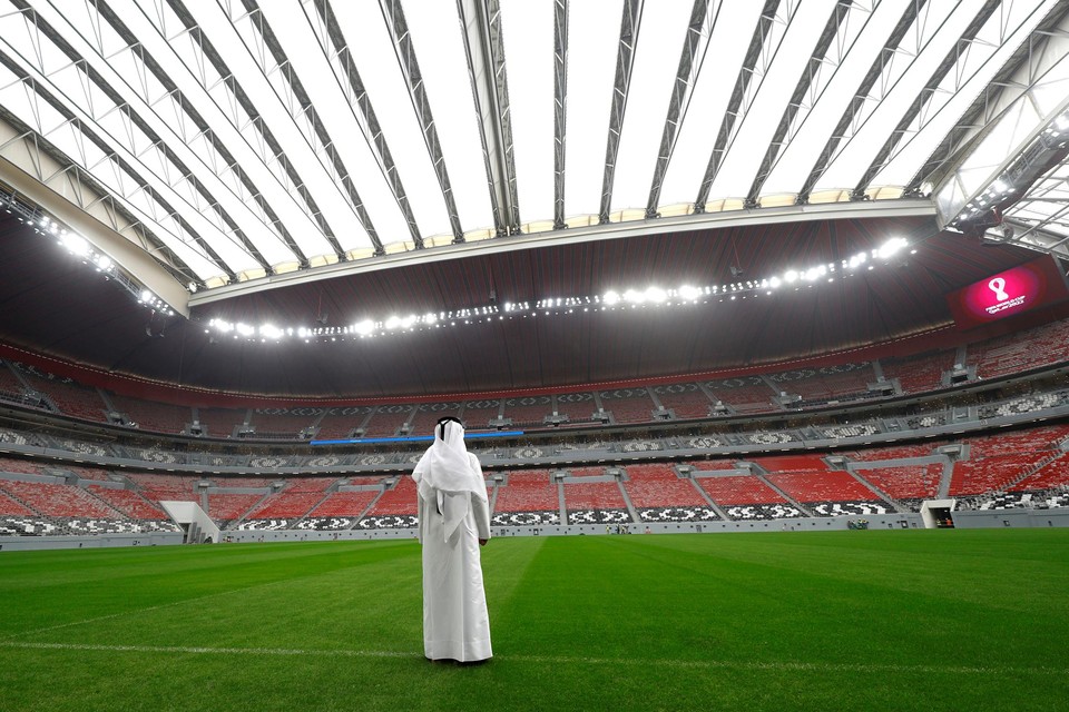Het gloednieuwe Al Bayt Stadion in Al Khor telt 60.000 zitplaatsen. Mensenrechtenorganisaties trekken al langer aan de alarmbel over de werkomstandigheden van gastarbeiders die de stadions bouwen voor het WK 2022 in Qatar.  