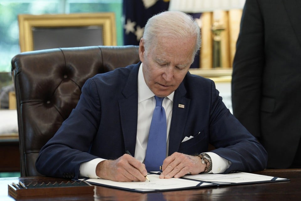 President Biden tekent de Lend-Lease Act. Pijnlijk detail: dat is een heruitgave van een maatregel waarmee de VS tijdens de Tweede Wereldoorlog  de Sovjet-Unie hielpen. 