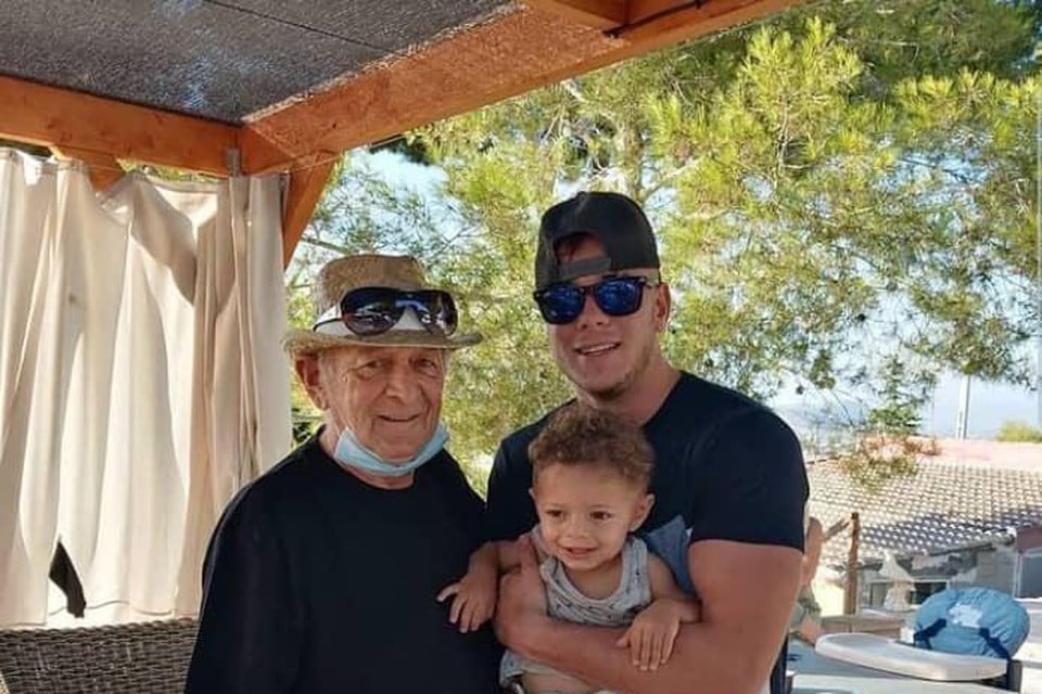 Hugo met zijn kleinzoon Tonino en achterkleinzoon Ilyas in betere tijden. 