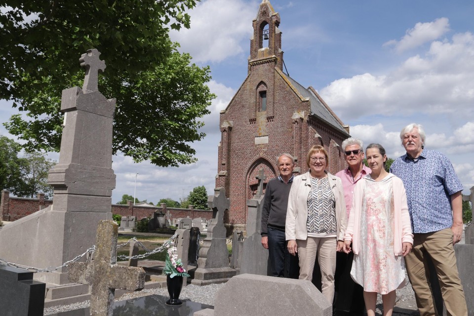 Jos Leemans, Marleen Steenaerts, Ronny Reuten, Hille Raskin en André Smeets brachten de grafstenen in kaart. 