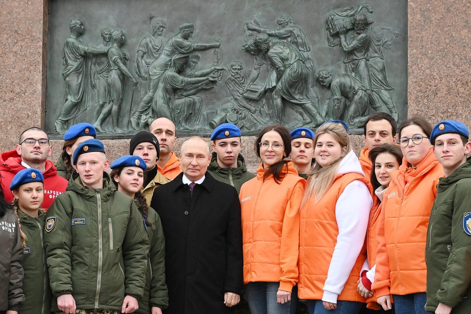 Poetin tussen enkele vertegenwoordigers van jongerenverenigingen. 