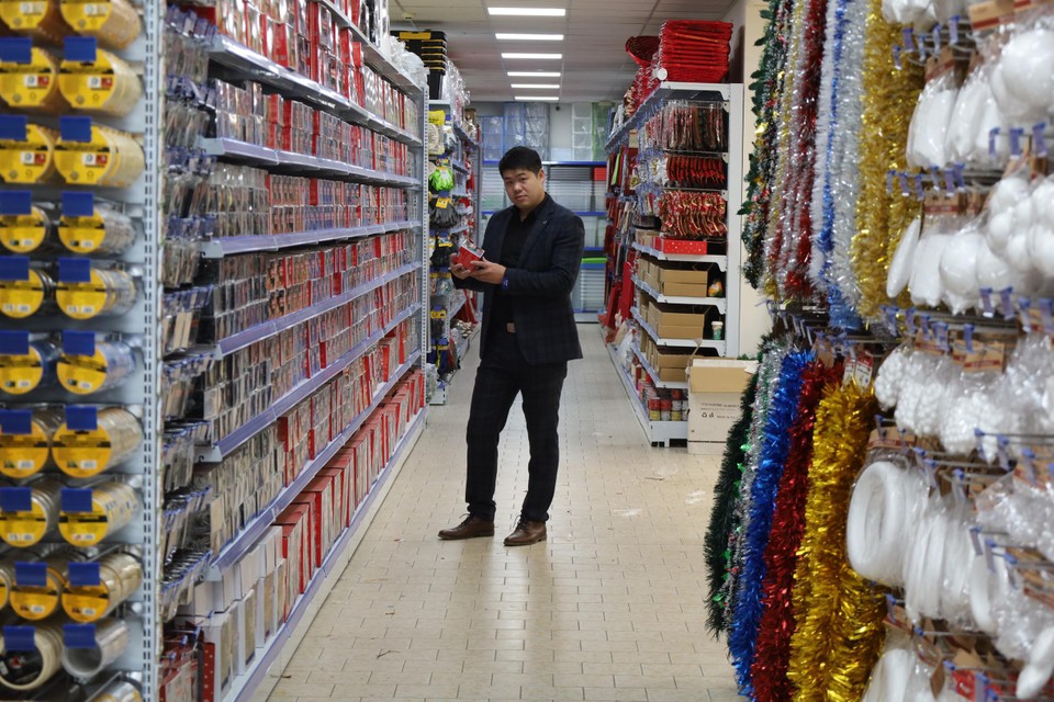 Yin Qiaofeng in de eerste X-Market van België in Dilsen-Stokkem. “Dit winkelconcept komt uit Italië, niet uit China”, lacht hij.  