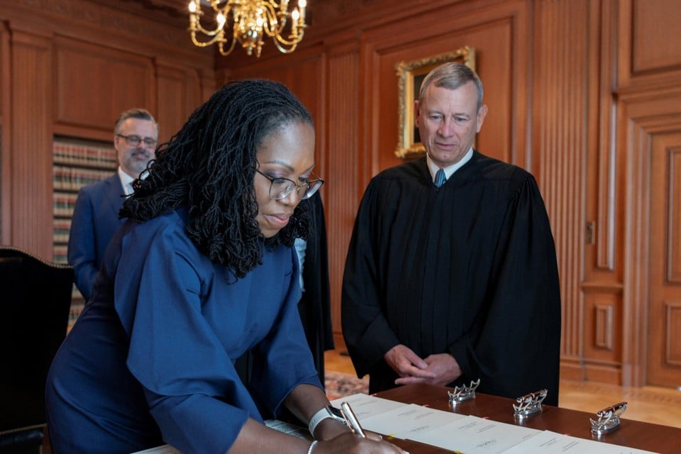 Donderdag deed Ketanji Brown Jackson haar intrede in het Hooggerechtshof. Ze is de eerste Afro-Amerikaanse vrouw aan het Hof. Maar aan de ideologische verhoudingen verandert er niets. 
