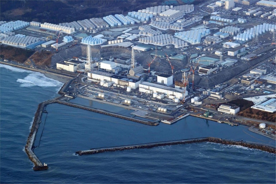De 1,3 miljoen kubieke meter water zit momenteel opgeslagen in grote roestvrijstalen tanks op de site van de kerncentrale van Fukushima.