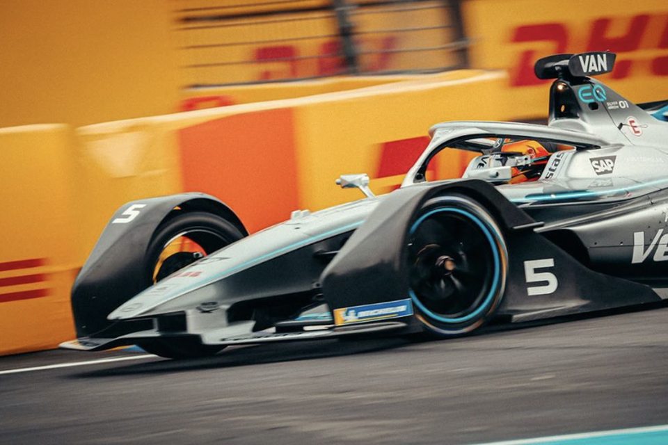 Stoffel Vandoorne in de Formule E-bolide van Mercedes