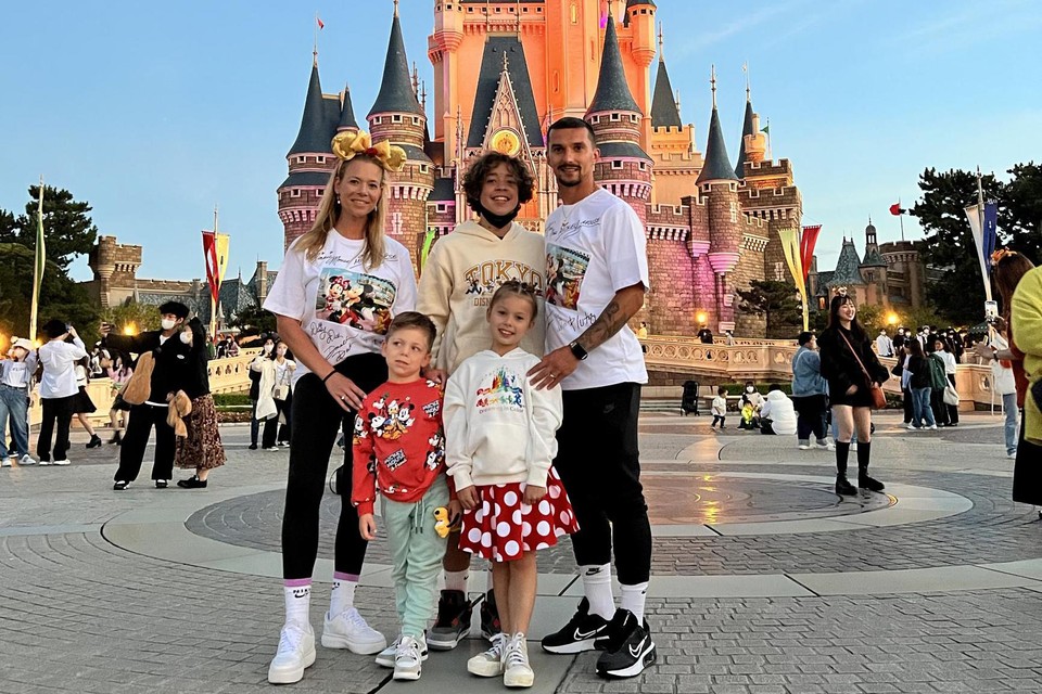 Jordy Croux met zijn gezin in Disneyland Tokio. 