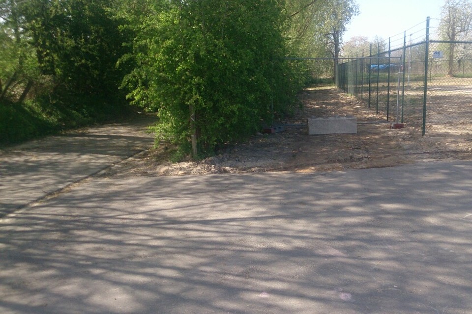 De sluipweg aan de Grijze Graaf langs het waterzuiveringsstation werd met een betonblok afgesloten