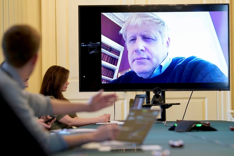 Voordat hij in het ziekenhuis werd opgenomen, hield Boris Johnson via videocalls contact met zijn team. 