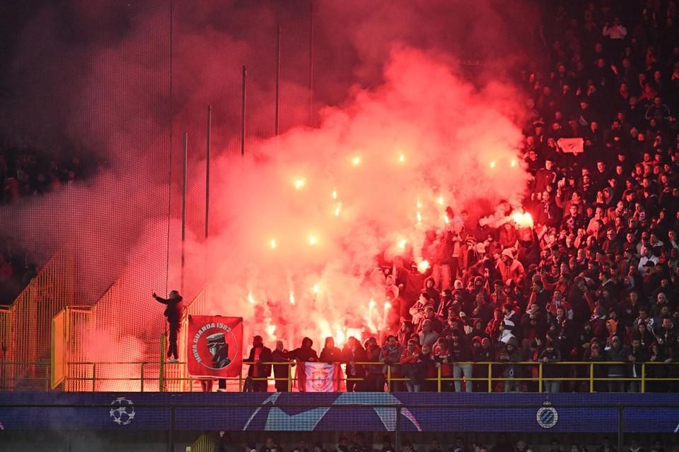 De fans van Benfica hadden zich in de heenmatch met Bengaals vuur laten gelden in het Jan Breydelstadion.