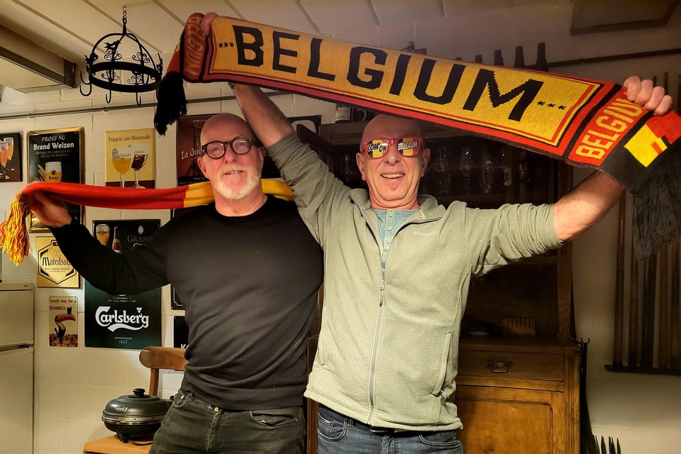 Armand Ghijsens (links) en Peter vander Perre in een voetbalkelder waar wedstrijden van België te volgen zijn en waar de opbrengst bestemd is voor een goed doel. 