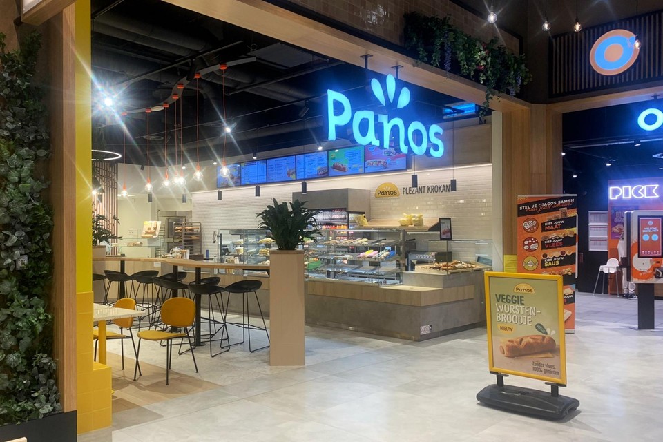 Recht tegenover Albert Heijn op de eerste verdieping in Shopping 1 opende broodjeszaak Panos een nieuwe vestiging. 