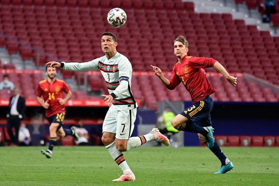 Diego Llorente in actie tegen het Portugal van Cristiano Ronaldo. 