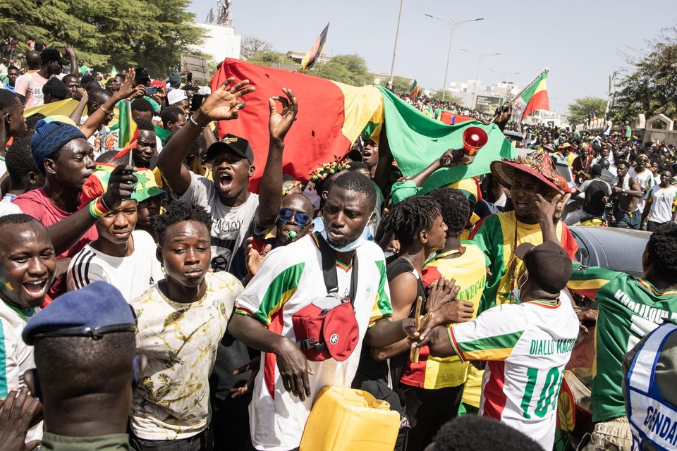 In Senegal komen de mensen massaal op straat de triomf van hun voetbalhelden te vieren. 