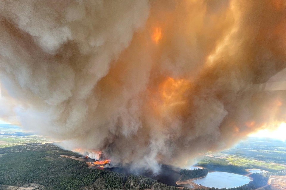 Een bosbrand in de Canadese provincie Alberta veroorzaakt een gigantische rookwolk.