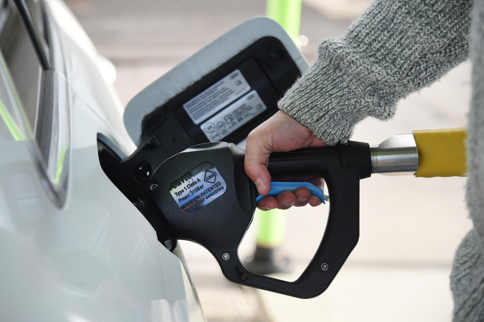 Benzinerijders betalen vandaag gemiddeld 17 euro meer voor een volle tank dan een jaar geleden. 