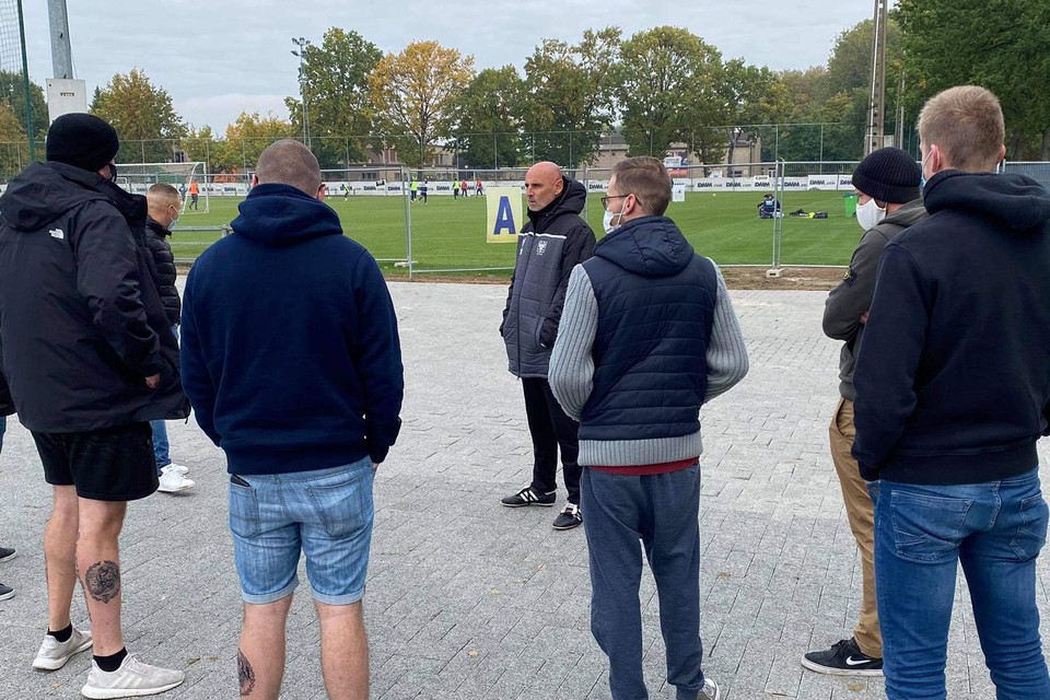 Coach Kevin Muscat spreekt enkele misnoegde fans toe tijdens de training van STVV. 