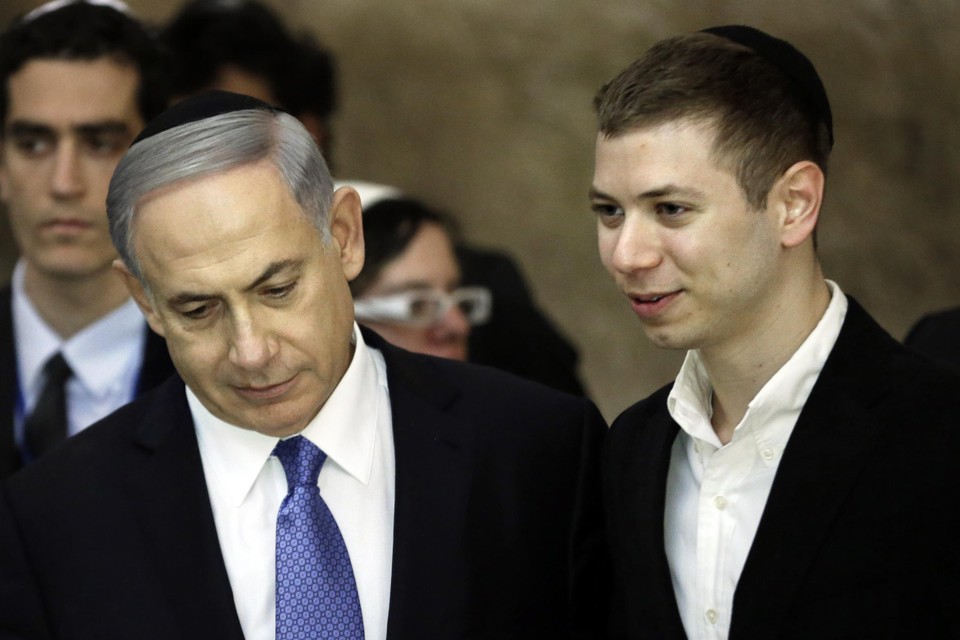 Benjamin Netanyahu heeft nog niet gereageerd op de kritiek aan het adres van zijn zoon Yair (rechts).