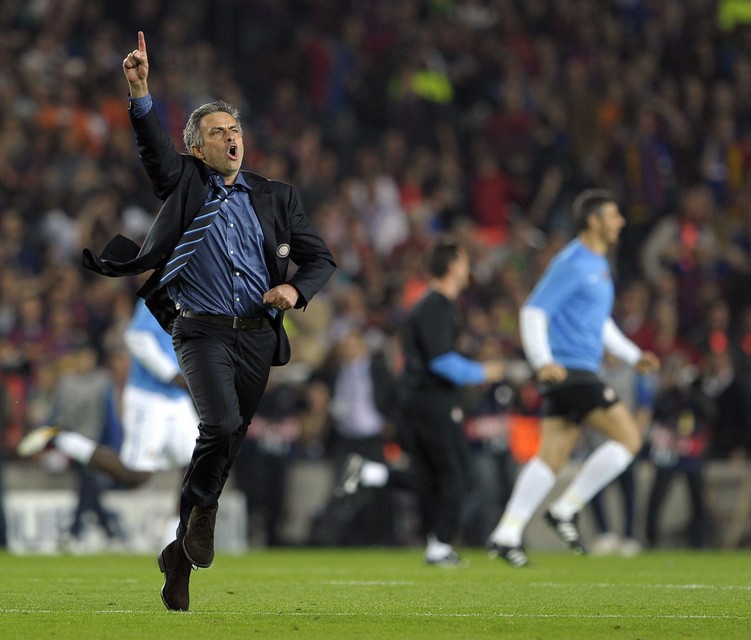 Mourinho loopt het veld op nadat hij Barcelona heeft uitgeschakeld in de halve finale van de Champions League.