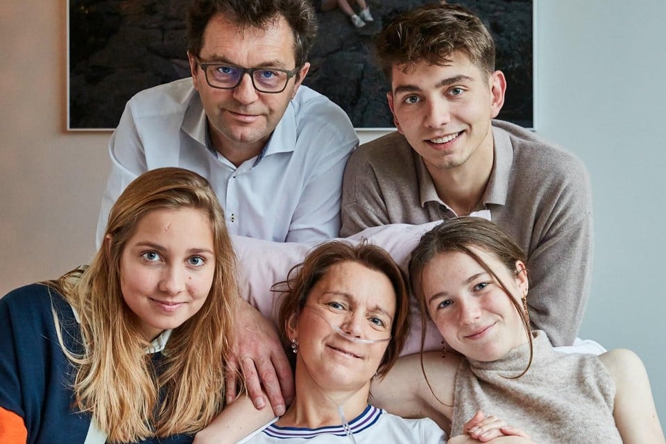Mieke Goethals met haar man en kinderen. Amper een week na de kankerdiagnose was haar leven voorbij. 