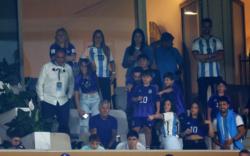 Antonela, de vrouw van Lionel Messi, zit samen met hun kinderen in het stadion. 