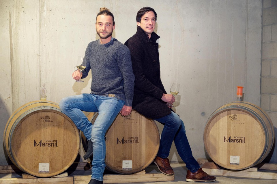 De tweelingbroers Frederik en Adriaan Cornelis, de ene tovert verfijnde gerechten op tafel, de andere maakt authentieke wijnen. 