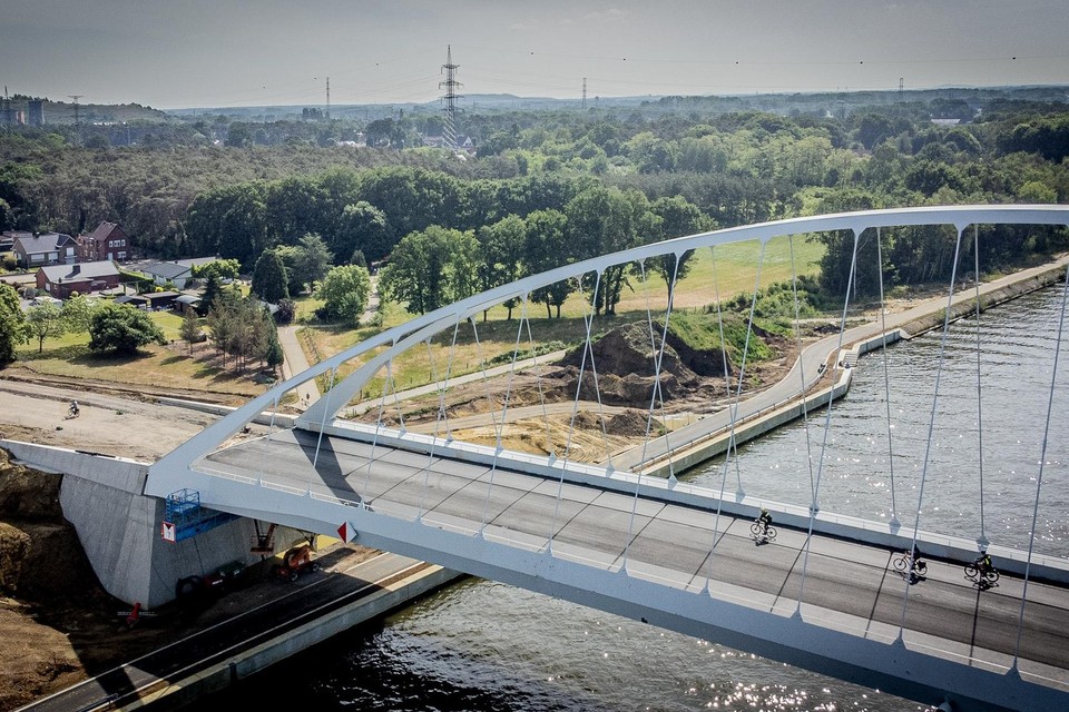 Honderden fietsers passeerden zondag al over de nieuwe brug van Tervant. 