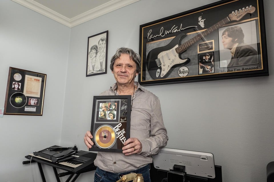 Als grote fan heeft Philip ook wat memorabilia, zoals een gesigneerde gitaar van Paul McCartney.