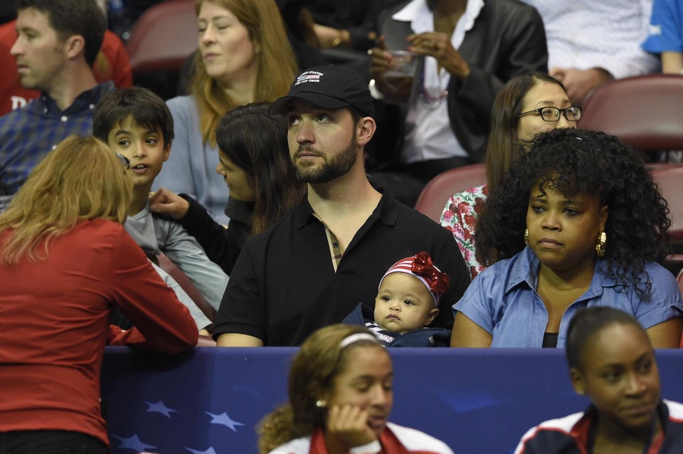 Papa Alexis met Olympia tijdens een wedstrijd van Serena Williams 