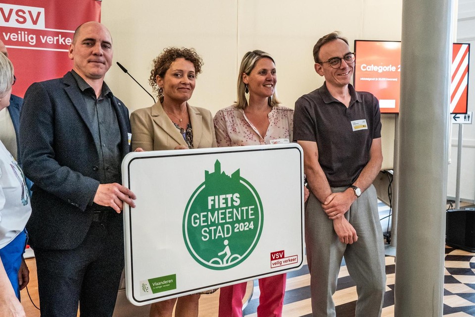 Schepen van Mobiliteit Koen Sleypen, burgemeester Sofie Vandeweerd en schepen Pieter Indemans van Dilsen-Stokkem presenteren het bord met Vlaams minister Lydia Peeters.