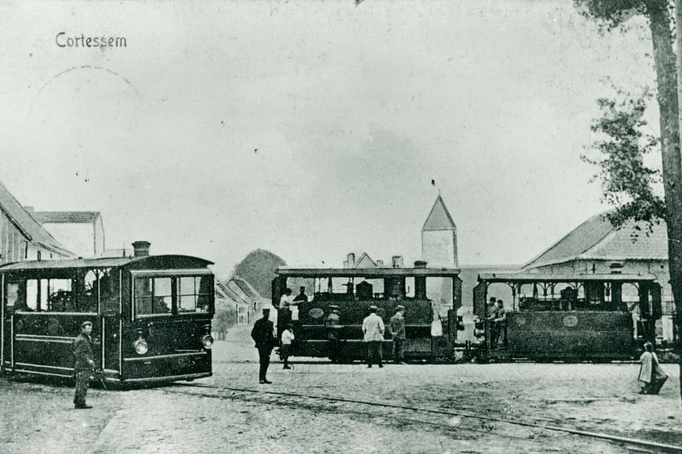 Twee tramlijnen door Kortessem zorgden niet alleen voor het vervoer van bieten en andere goederen, ook heel wat mensen namen de tram om naar hun werk of naar een stad in de omgeving te reizen. 