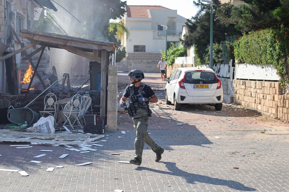 Een Israëlische soldaat afgelopen zaterdag na de aanval op de stad Ashkelon.