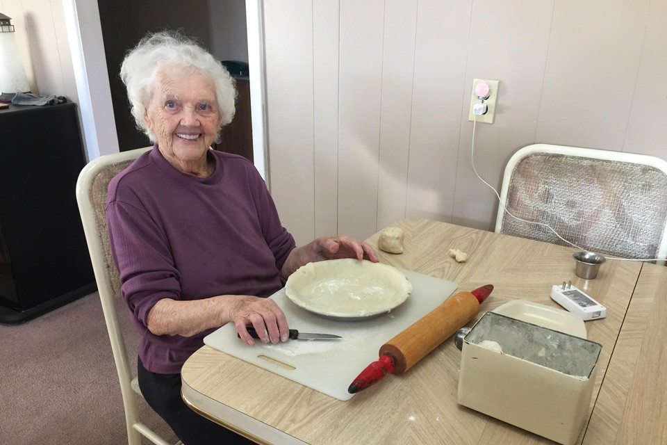 Caroline Van Werde is 99, maar helpt nog in het huishouden waar ze kan. 