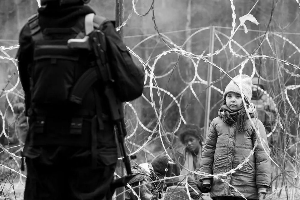 Zowel de Wit-Russische als de Poolse soldaten hebben geen respect voor de vluchtelingen aan hun grens. Shot uit het Poolse ‘Green border’ van Agnieszka Holland.
