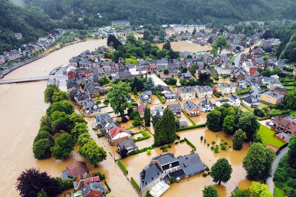 Esneux ontsnapte niet aan de overstromingen. De Ourthe stroomde door het hele dorp. 