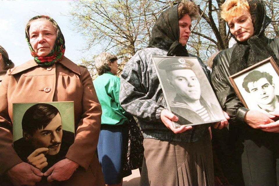 Moeders van Russische soldaten protesteren in Moskou in mei 1994. Ze houden de portretten vast van hun zonen, die stierven tijdens hun militaire plicht. 
