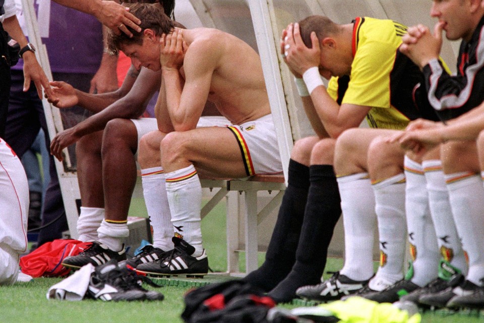 De teleurstelling bij Vital Borkelmans - in bloot bovenlijf - na het gelijkspel tegen Zuid-Korea op het WK van 1998 in Frankrijk. 