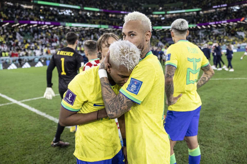 Neymar troost Rodrygo, die een penalty miste. 