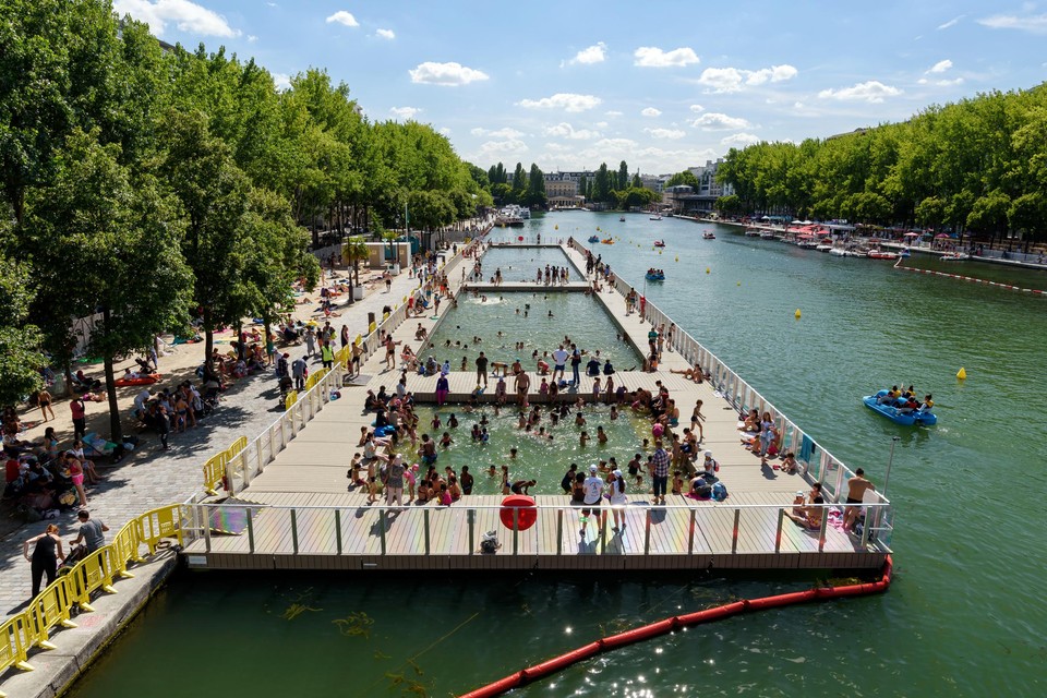Een drijvend zwembad in een kanaal in Parijs. Ook iets voor Maastricht?  