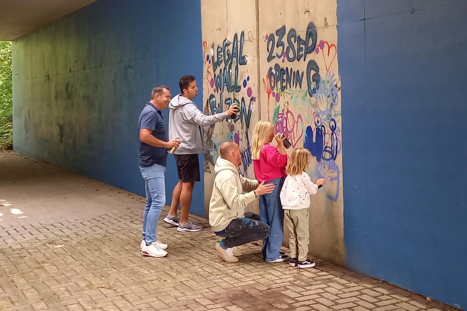 De eerste graffitikunstenaars aan de Legal Wall Bilzen.