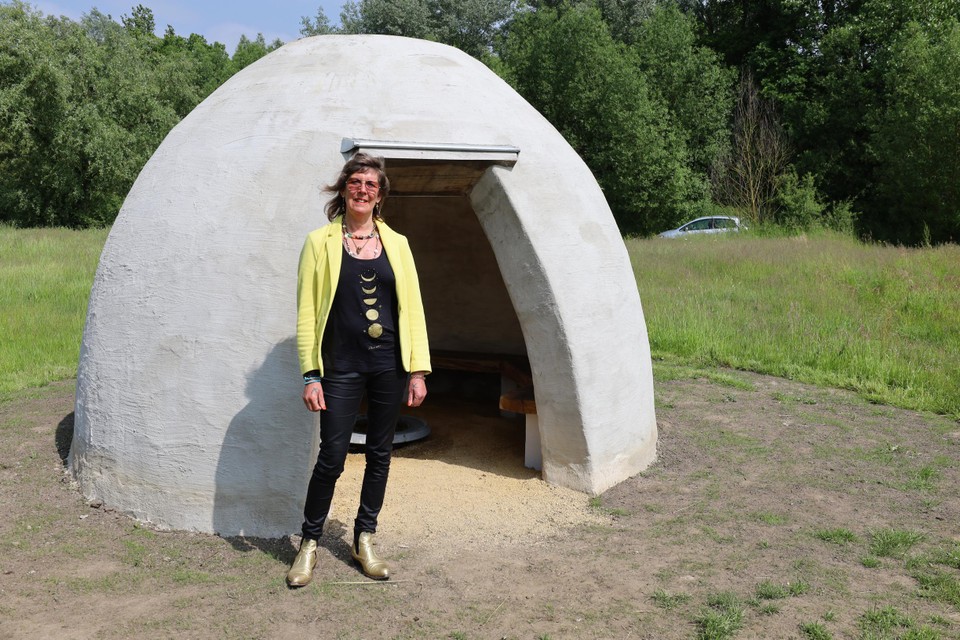 Kunstenares Els Dietvorst voor ‘Dome… Shelter’. “Dit is een plek waar mensen kunnen binnenkomen om een ‘klapke’ te doen.”