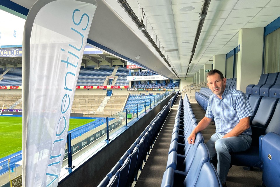 Guido Vandebrouck, voorzitter van Sint Vincentius Genk, ontvangt zijn sponsors in het stadion van Racing Genk om zijn roep naar betere huisvesting te versterken. 